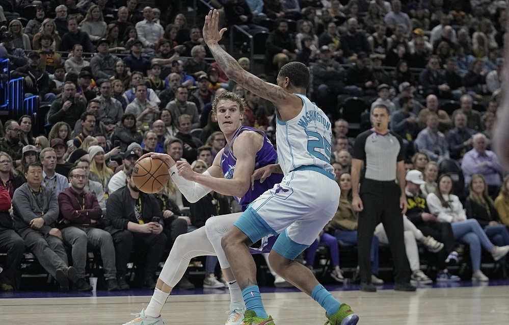  马尔卡宁高效发挥爵士客场击败黄蜂队